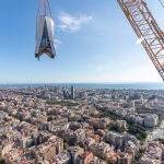 Inicio de la colocación de la gran cruz