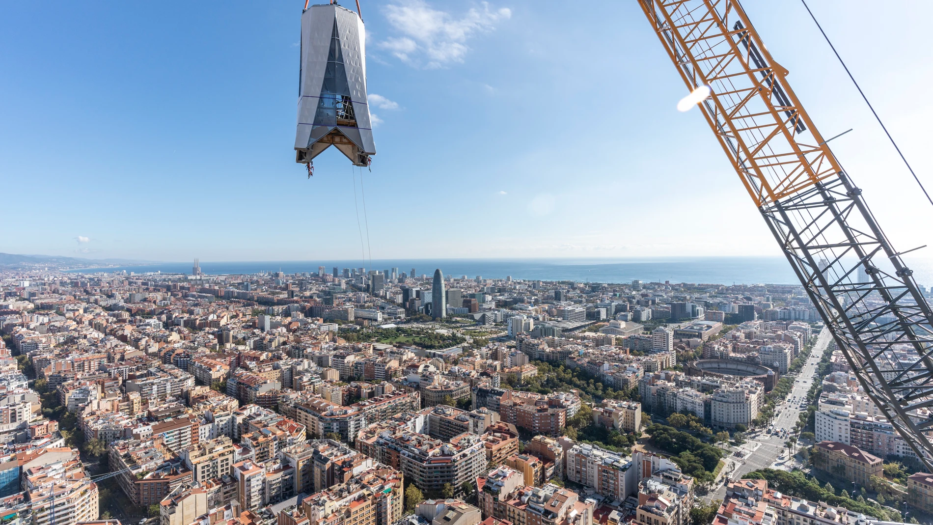 Inicio de la colocación de la gran cruz