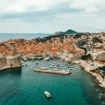 El país más seguro y barato para viajar sola en 2025: murallas, islas y joyas medievales