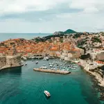 El país más seguro y barato para viajar sola en 2025: murallas, islas y joyas medievales