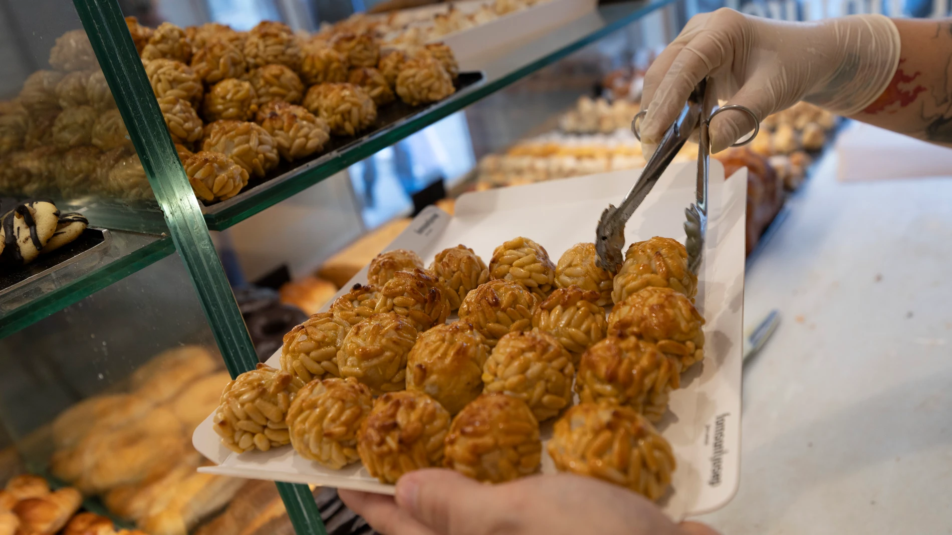 GRAFCAT4153. BARCELONA, 30/10/2025.- 'Panellets' de varios tipos en el Forn Sant Josep de Barcelona, este jueves, cuando los pasteleros catalanes esperan buenas ventas de estos dulces que forman parte de las tradiciones catalanas para Todos los Santos, y que siguen endulzando paladares pese al auge de las tradiciones importadas del Halloween. EFE/Marta Pérez