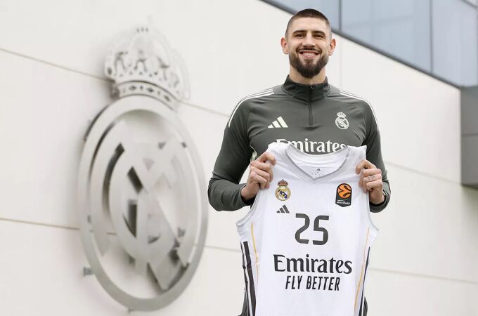 Alex Len, con la camiseta del Real Madrid Alex Len, con la camiseta del Real Madrid