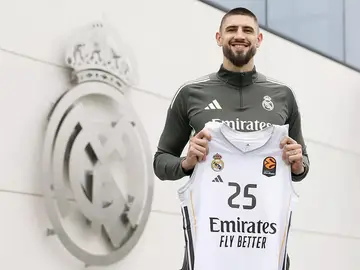 Alex Len, con la camiseta del Real Madrid Alex Len, con la camiseta del Real Madrid