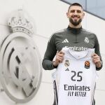 Alex Len, con la camiseta del Real Madrid