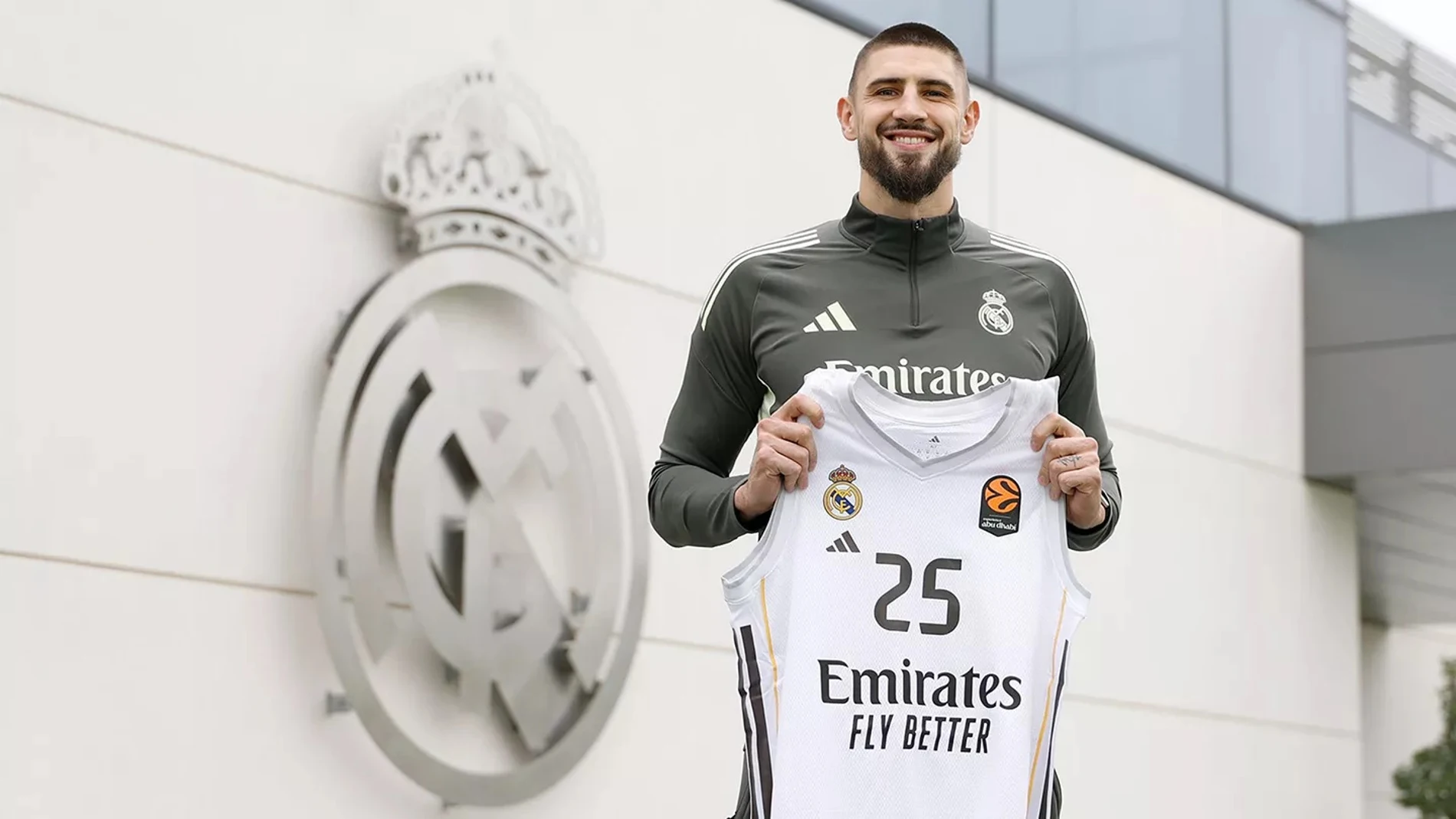 Alex Len, con la camiseta del Real Madrid