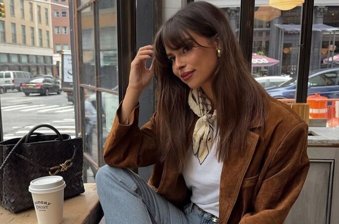 Influencer con chaqueta de ante y vaqueros en un look casual de otoño.