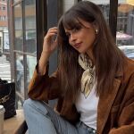 Influencer con chaqueta de ante y vaqueros en un look casual de otoño.