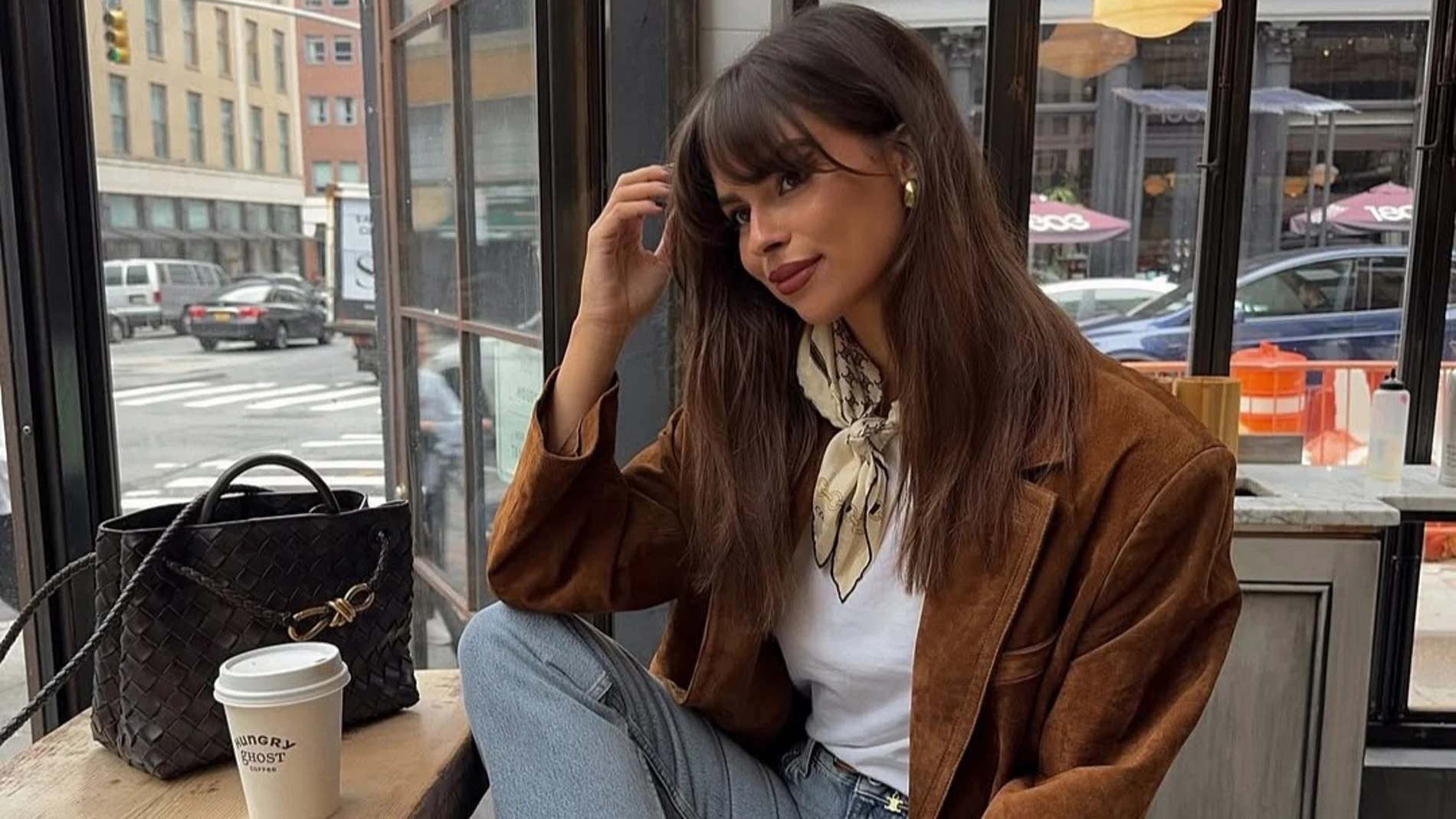 Un look otoñal con chaqueta de ante y vaqueros, una de las combinaciones más versátiles de la temporada.