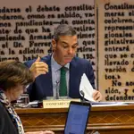 Sánchez se queja de que los senadores del PP le hacen fotos durante el interrogatorio y Miranda le llama "ofendidito"