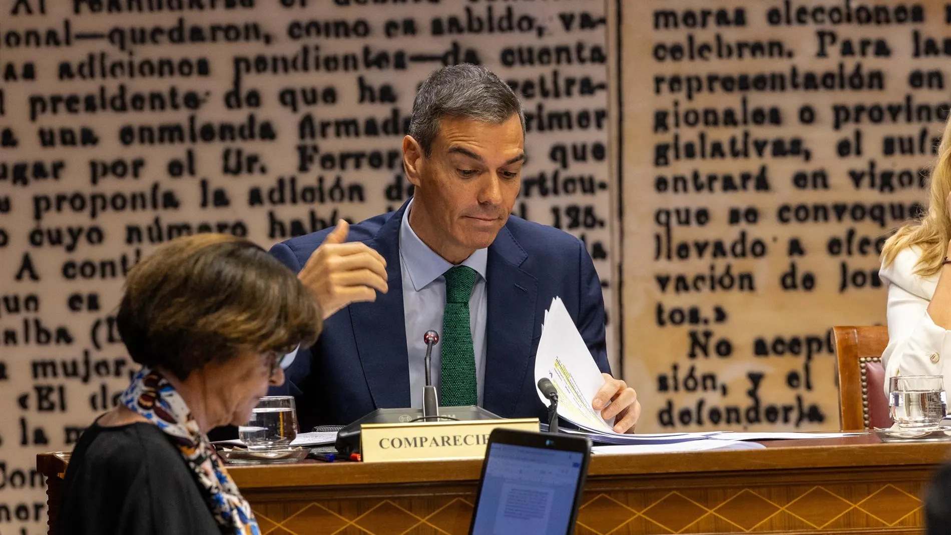 Sánchez se queja de que los senadores del PP le hacen fotos durante el interrogatorio y Miranda le llama "ofendidito"