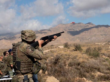 El Ej&eacute;rcito de Tierra realiza una demostraci&oacute;n din&aacute;mica que integra sistemas robotizados en colaboraci&oacute;n con la industria nacional y la participaci&oacute;n de observadores internacionales y de las Fuerzas Armadas, en el Campo de Maniobras y Tiro '&Aacute;lvarez de Sotomayor' en Viator (Almer&iacute;a). A 30 de octubre de 2025, en Viator, Almer&iacute;a (Andaluc&iacute;a, Espa&ntilde;a). Estos ejercicios pretenden mostrar la capacidad rob&oacute;tica de enfrentamiento del Ejercito del Tierra, evaluando para ello, su competitividad en sistem...