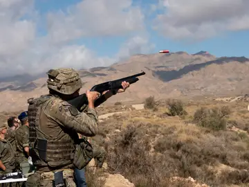 El Ejercito de Tierra realiza ejercicios robotizados en Viator (Almería) El Ejército de Tierra realiza una demostración dinámica que integra sistemas robotizados en colaboración con la industria nacional y la participación de observadores internacionales y de las Fuerzas Armadas, en el Campo de Maniobras y Tiro 'Álvarez de Sotomayor' en Viator (Almería). A 30 de octubre de 2025, en Viator, Almería (Andalucía, España). Estos ejercicios pretenden mostrar la capacidad robótica de enfrentamiento del Ejercito del Tierra, evaluando para ello, su competitividad en sistem...