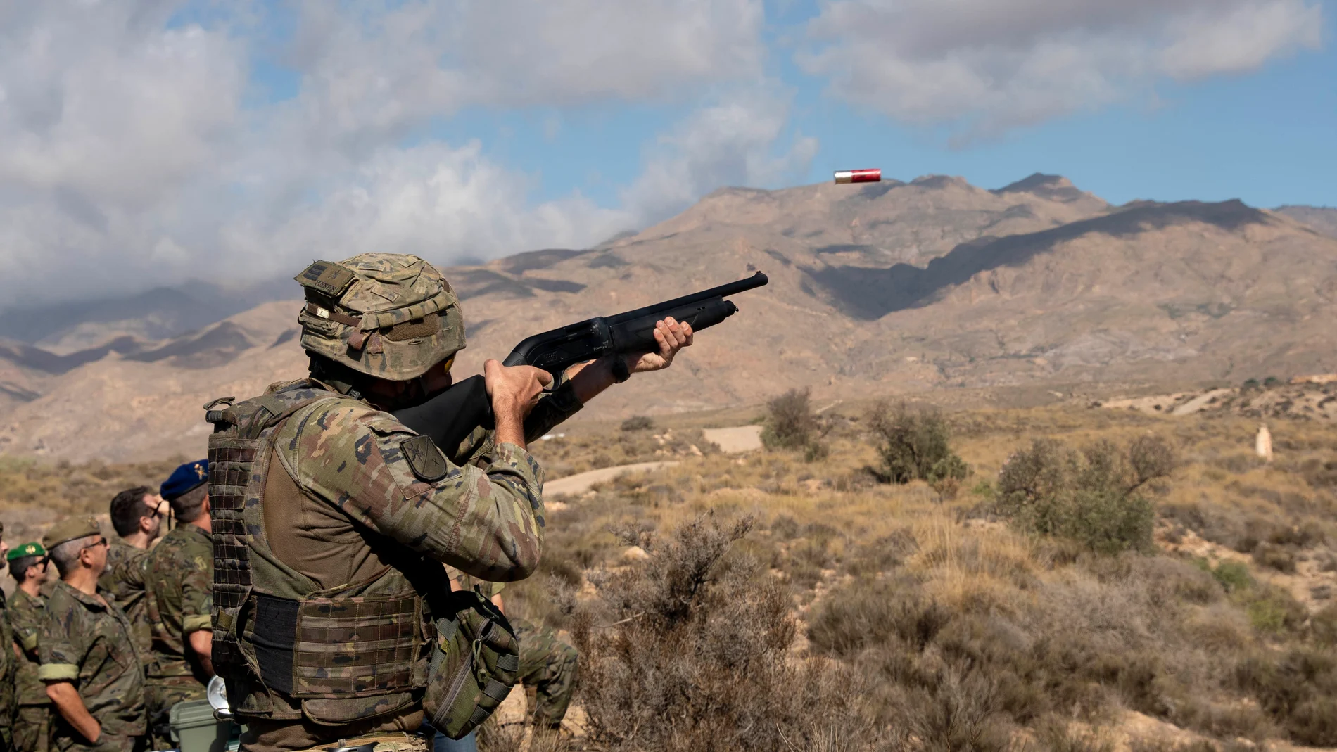 El Ejército de Tierra realiza una demostración dinámica que integra sistemas robotizados en colaboración con la industria nacional y la participación de observadores internacionales y de las Fuerzas Armadas, en el Campo de Maniobras y Tiro 'Álvarez de Sotomayor' en Viator (Almería). A 30 de octubre de 2025, en Viator, Almería (Andalucía, España). Estos ejercicios pretenden mostrar la capacidad robótica de enfrentamiento del Ejercito del Tierra, evaluando para ello, su competitividad en sistem...