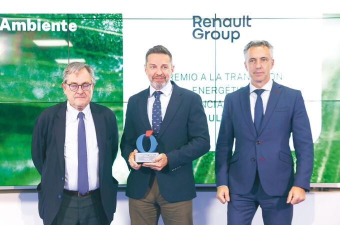 Ignacio Rodríguez-Solano, director de Relaciones Institucionales de Renault Group España, junto a Marhuenda y Carlos Novillo Ignacio Rodríguez-Solano, director de Relaciones Institucionales de Renault Group España, junto a Marhuenda y Carlos Novillo