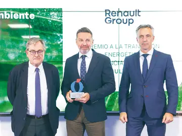 Ignacio Rodríguez-Solano, director de Relaciones Institucionales de Renault Group España, junto a Marhuenda y Carlos Novillo Premios Sostenibilidad y Medioambiente