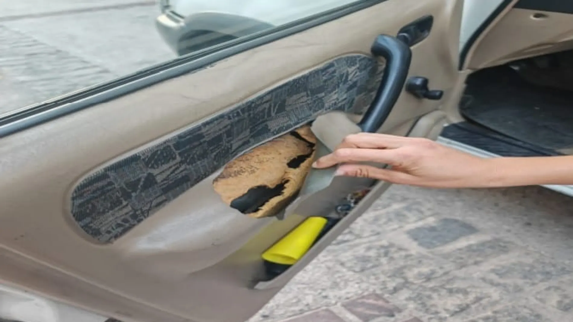 Los daños en los coches patrullas de la Guardia Civil