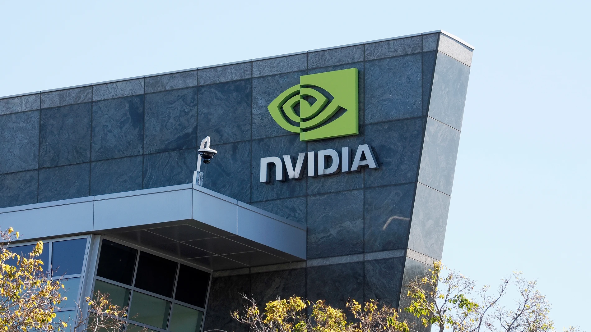 SANTA CLARA (United States), 30/10/2025.- Nvidia logo on a building of the Nvidia's corporate headquarters campus in Santa Clara, California, USA, 29 October 2025. Nvidia has become the first public company in history to reach a market value of 5 trillion USD. EFE/EPA/JOHN G. MABANGLO