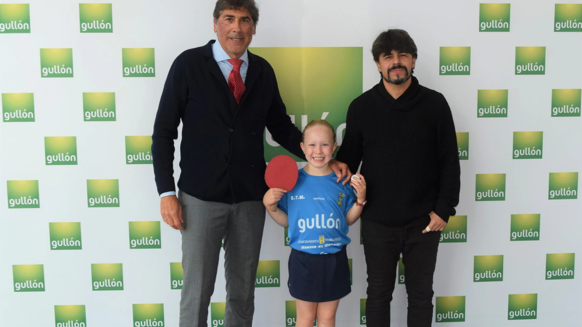 De izq. a der.: Javier Urbón, director de Relaciones Institucionales de Galletas Gullón; Nerea Hidalgo, campeona de España de Tenis de Mesa, y Marco Quevedo, representante del Club Deportivo Básico Tenis de Mesa Torrelavega