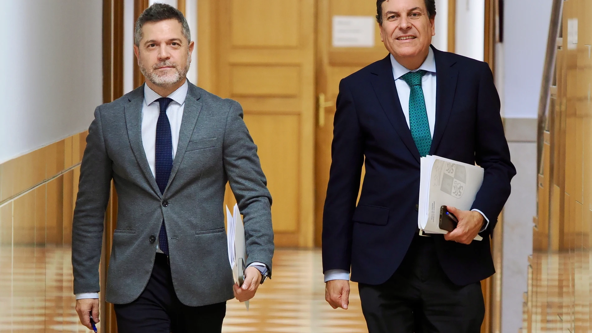 Carlos Fernández Carriedo junto a Julio López momentos antes de la rueda de prensa del Consejo de Gobierno