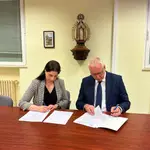 Lourdes Miguel, vicerrectora de Ordenación Académica de la UCAV, y Andy Jett, presidente interino de Avila University, suscriben el acuerdo