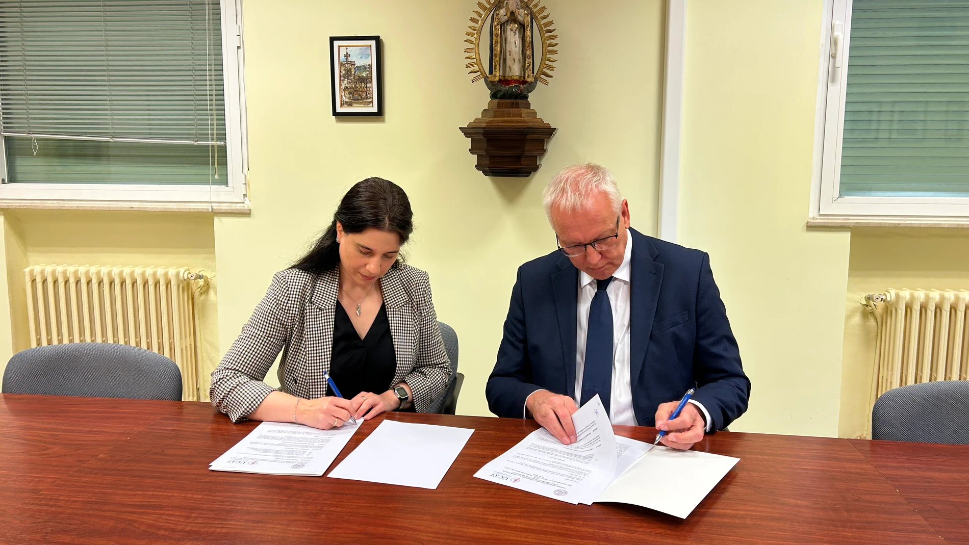 Lourdes Miguel, vicerrectora de Ordenación Académica de la UCAV, y Andy Jett, presidente interino de Avila University, suscriben el acuerdo