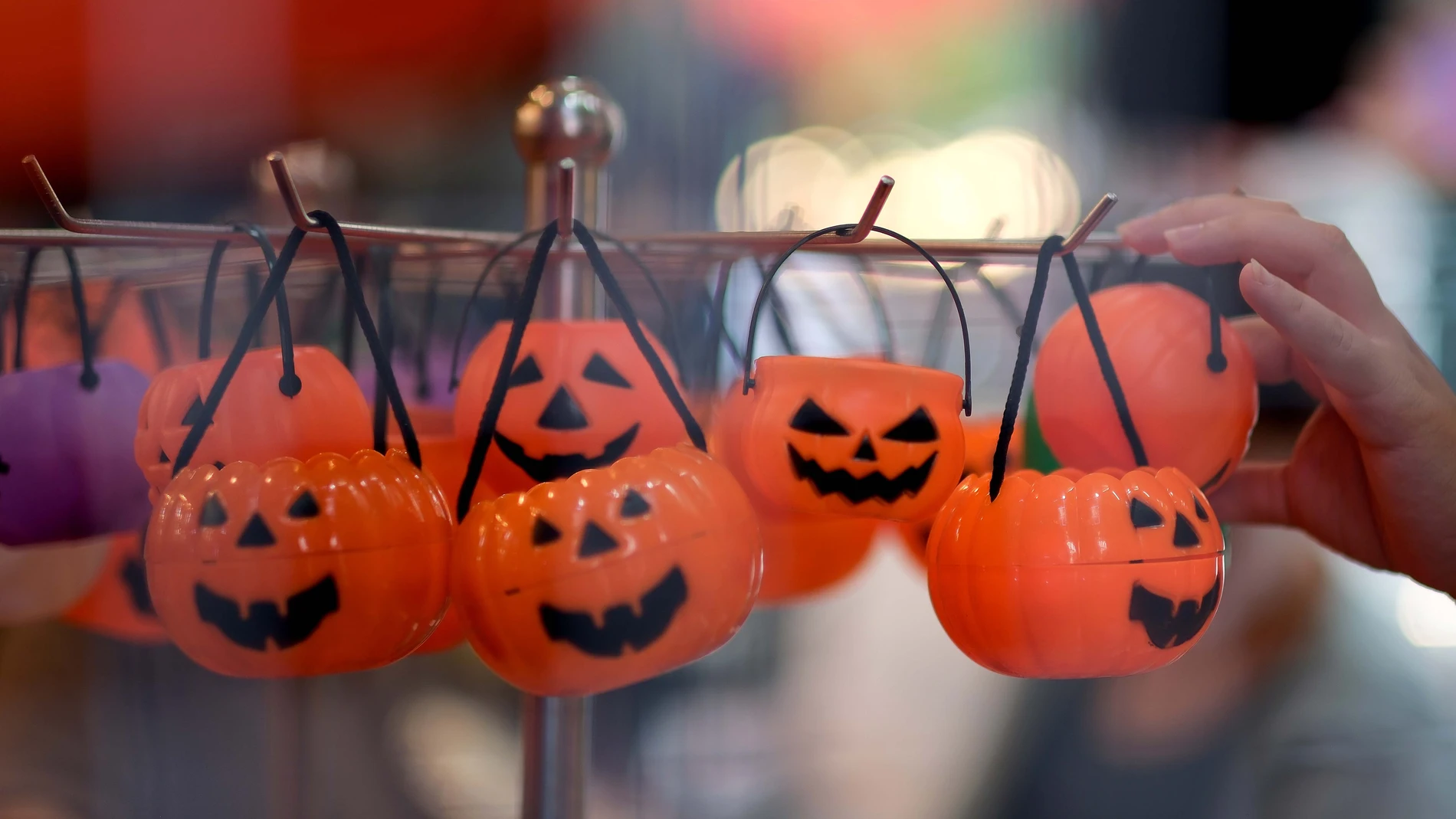 HANOI (Viet Nam), 30/10/2025.- Halloween decorations for sale at a shop in Hanoi, Vietnam, 30 October 2025. Halloween is celebrated on 31 October in many countries, and has become popular in Vietnam as well. EFE/EPA/LUONG THAI LINH