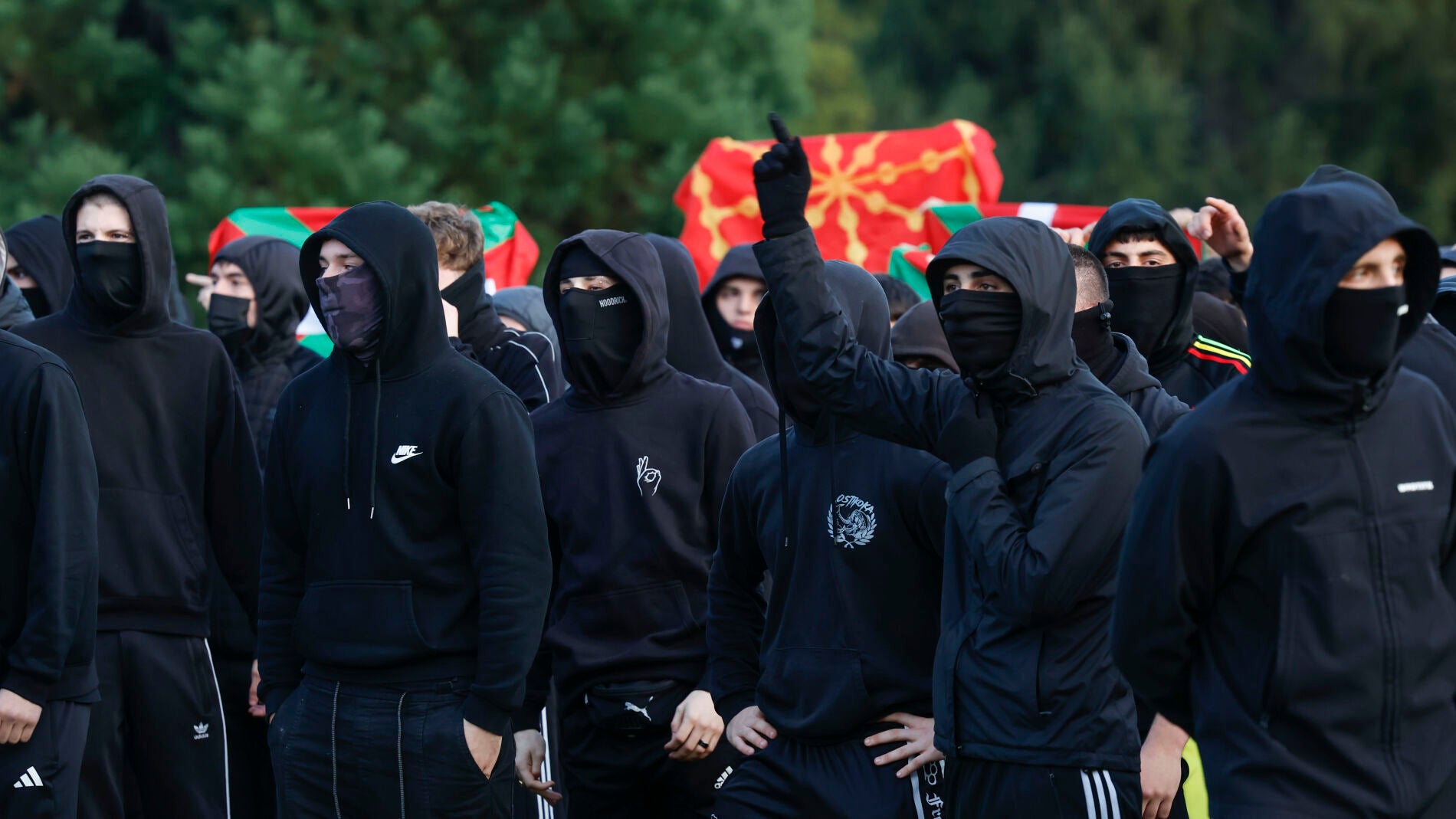 PAMPLONA, 30/10/2025.- El acto convocado en el campus de la Universidad de Navarra por el activista político Vito Quiles, pese a ser finalmente suspendido, ha provocado enfrentamientos en el mismo recinto universitario y posteriormente en las calles de Pamplona, donde un grupo de personas se ha enfrentado a la Policía Nacional, que ha hecho uso de material antidisturbios. EFE/ Jesús Diges 