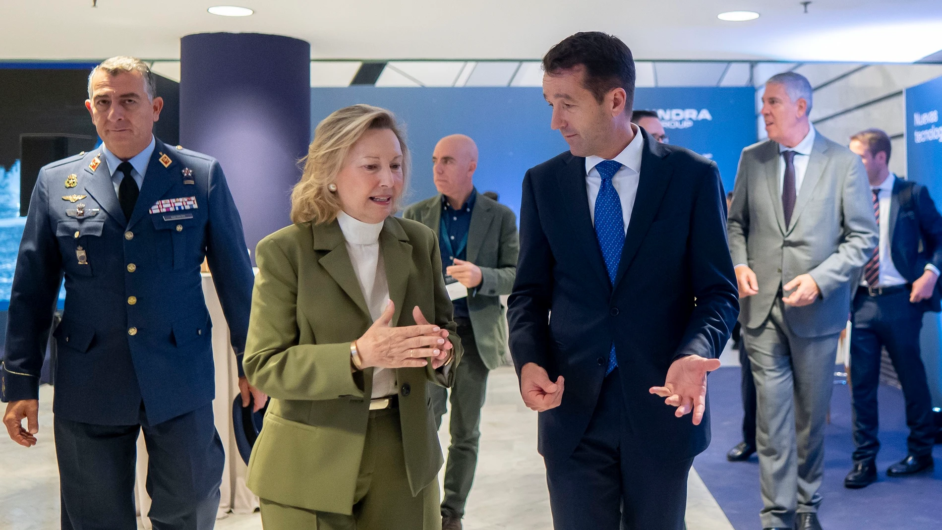 Ángel Escribano conversa con la secretaria de Estado de Defensa, Amparo Valcarce