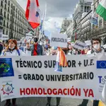 magen de archivo de varios manifestantes, con batas blancas y pancartas, en la marcha de Técnicos Superiores Sanitarios para reclamar el Grado Universitario, en 2022