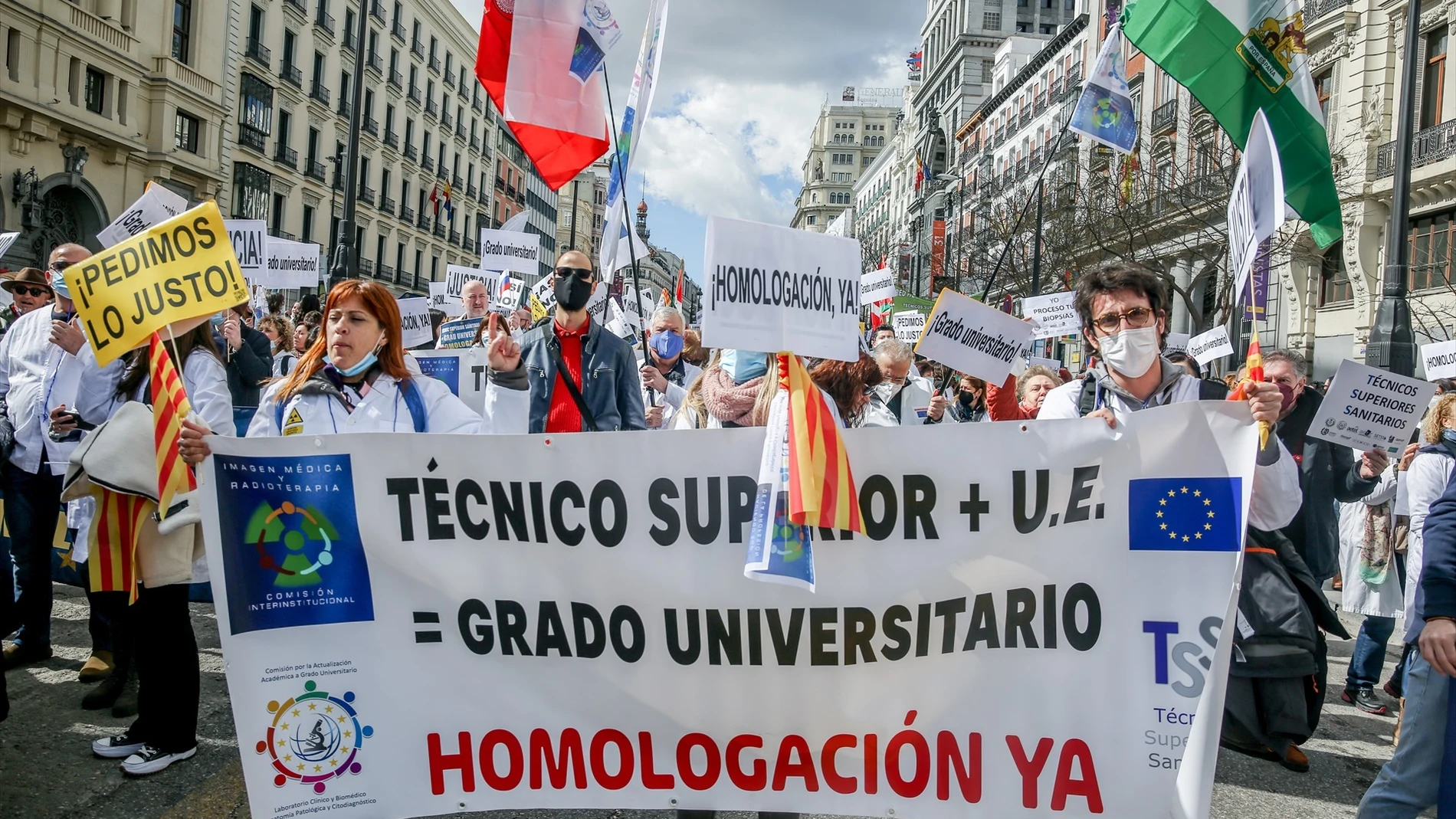 magen de archivo de varios manifestantes, con batas blancas y pancartas, en la marcha de Técnicos Superiores Sanitarios para reclamar el Grado Universitario, en 2022