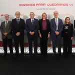 Isabel Blanco junto a Javier Faúndez y Miguel Calvo, entre otros autoridades entre el foro organizado por la Opinión de Zamora