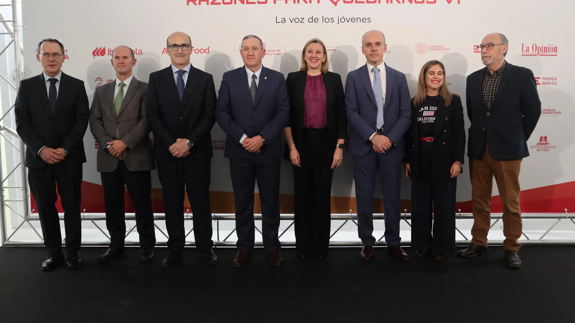 Isabel Blanco junto a Javier Faúndez y Miguel Calvo, entre otros autoridades entre el foro organizado por la Opinión de Zamora
