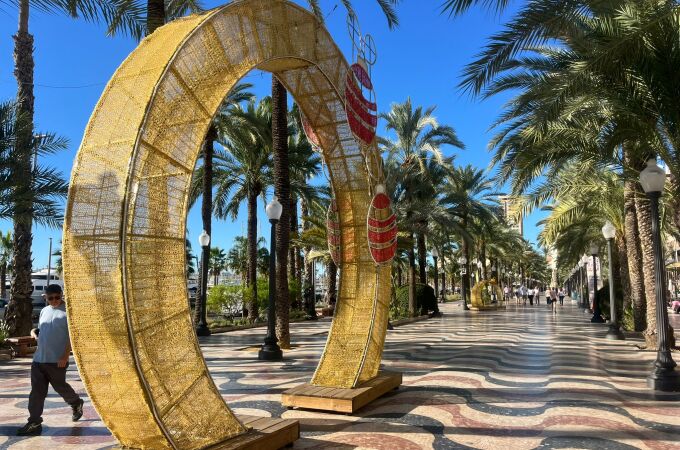 La Explanada de Alicante ya tiene adornos navideños de gran tamaño La Explanada de Alicante ya tiene adornos navideños de gran tamaño