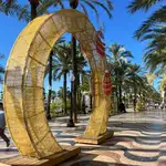 La Explanada de Alicante ya tiene adornos navideños de gran tamaño