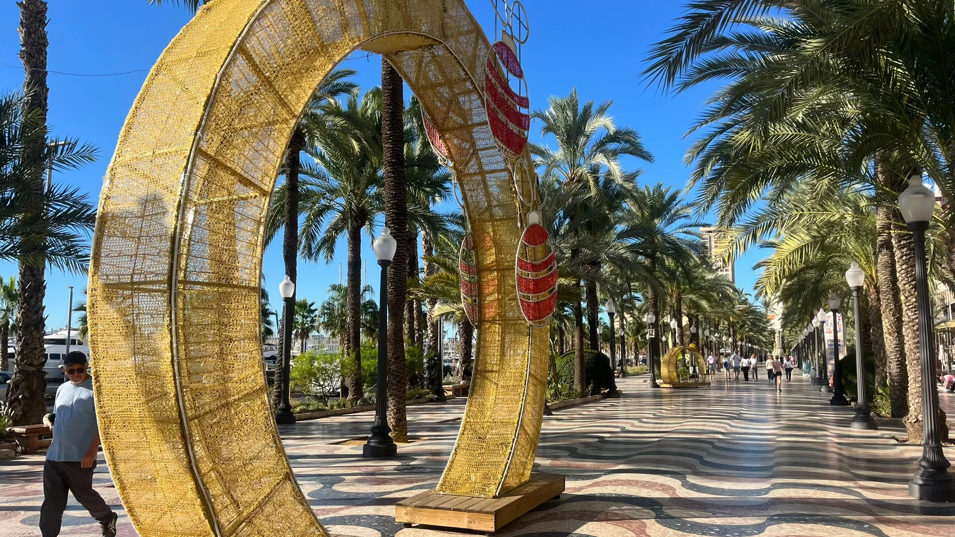 La Explanada de Alicante ya tiene adornos navideños de gran tamaño