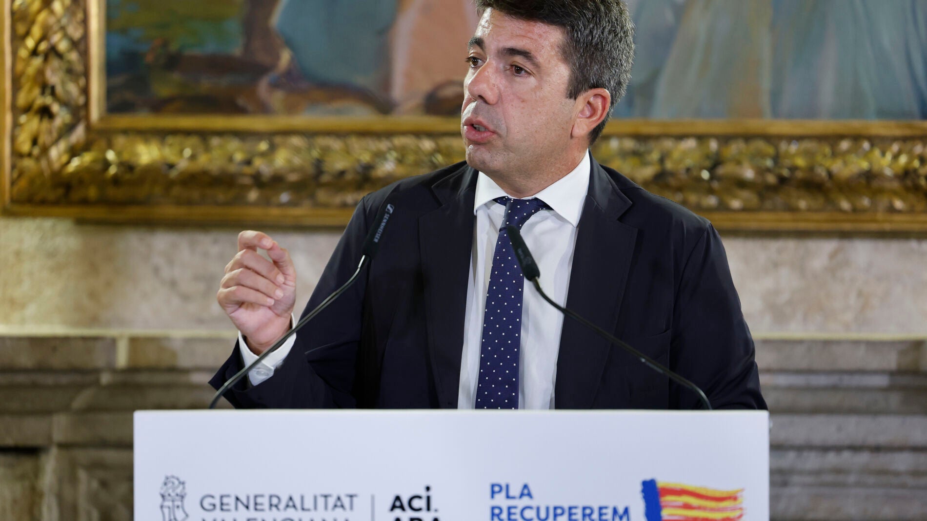 VALENCIA (ESPAÑA), 30/10/2025.- El president de la Generalitat, Carlos Mazón durante una rueda de prensa a su llegada al Palau de la Generalitat tras asistir a la apertura del Congreso de Cooperatives Agro-alimentàries este jueves. EFE/ Ana Escobar