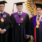En la imagen de izda a derecha: don Erik Mita, vicerrector, el laureado don Carlos Escudero de Burón y González, y el rector de la Universidad Mayor de Chuquisaca don Walter Arizaga