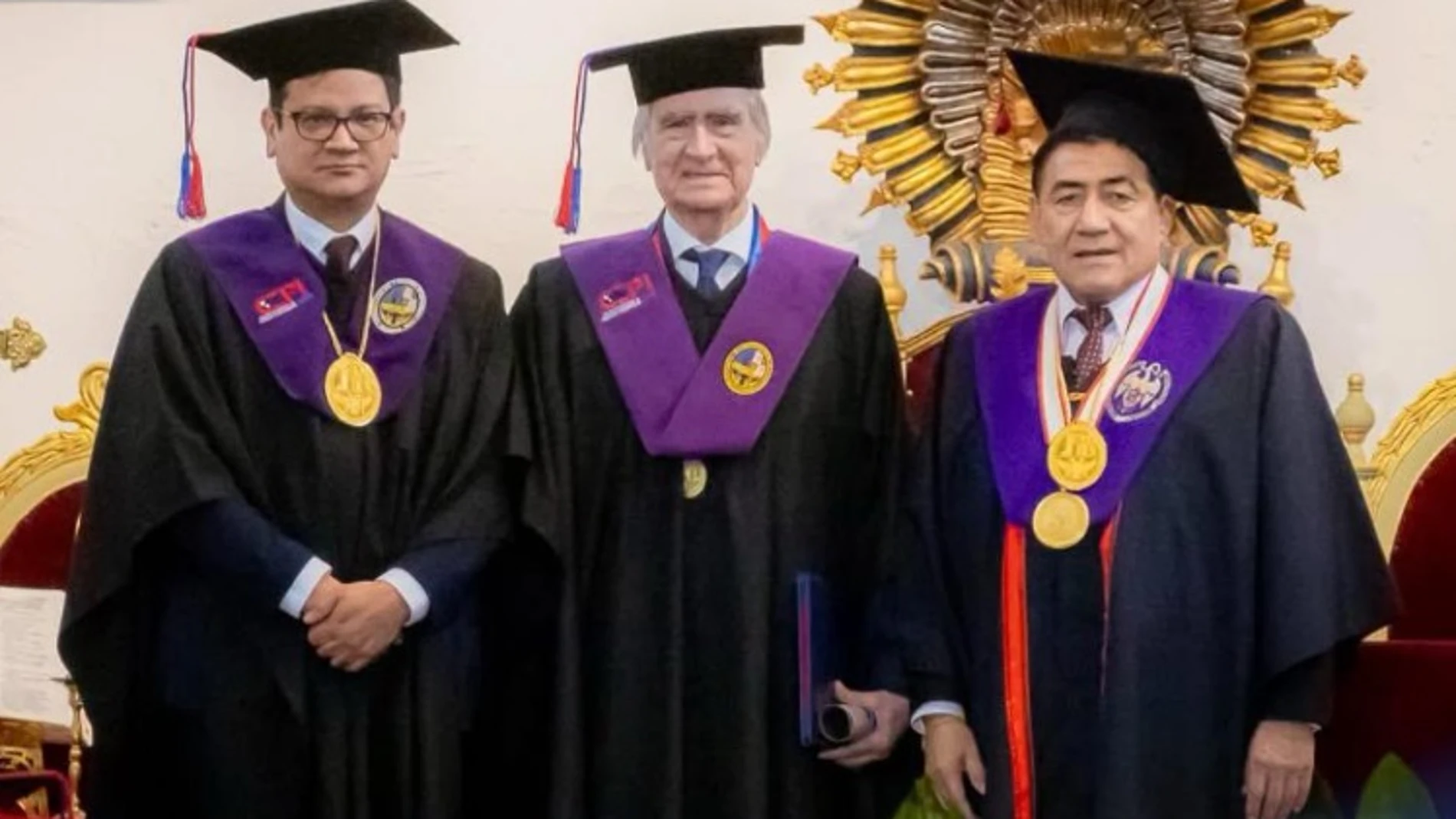 En la imagen de izda a derecha: don Erik Mita, vicerrector, el laureado don Carlos Escudero de Burón y González, y el rector de la Universidad Mayor de Chuquisaca don Walter Arizaga
