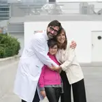 Lucía, paciente, junto al doctor Antonio Pérez y Lola Manterola