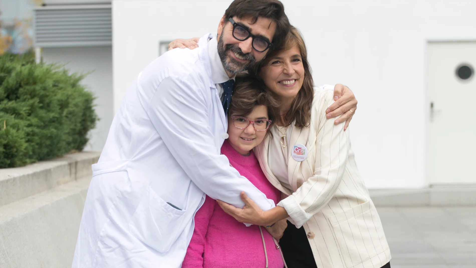 Lucía, paciente, junto al doctor Antonio Pérez y Lola Manterola