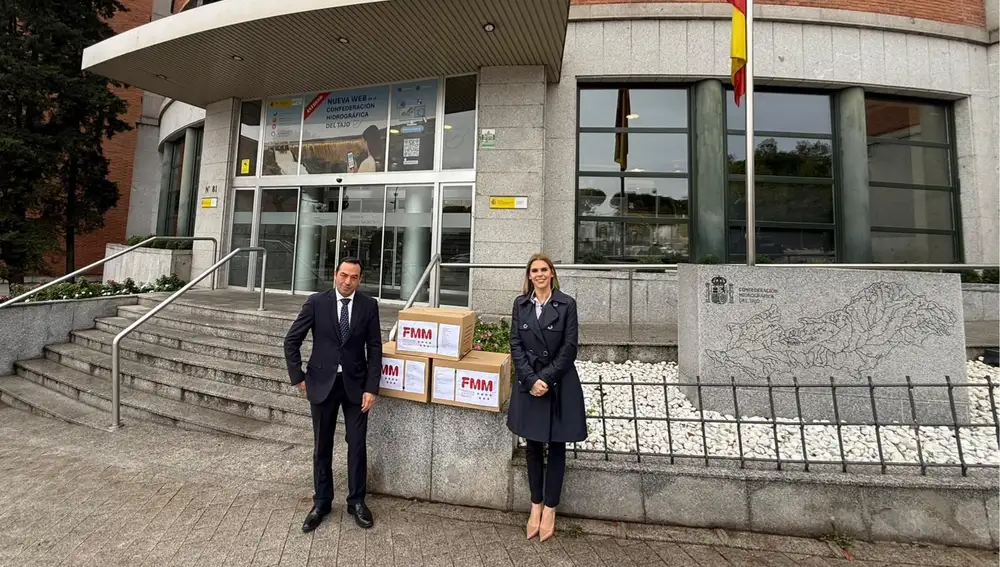 La presidenta de la FMM, Judith Piquet, con el secretario general, José Manuel Zarzoso, junto a las cajas de los expedientes de los municipios