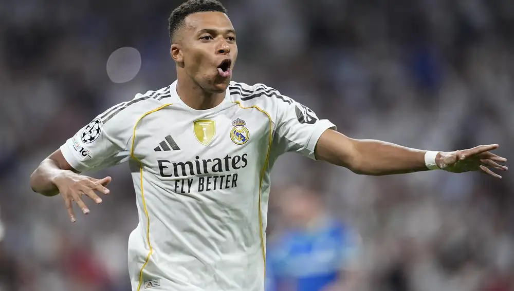 MADRID.-Kylian Mbappé recibe este viernes en el Santiago Bernabéu la Bota de Oro 2024-25
