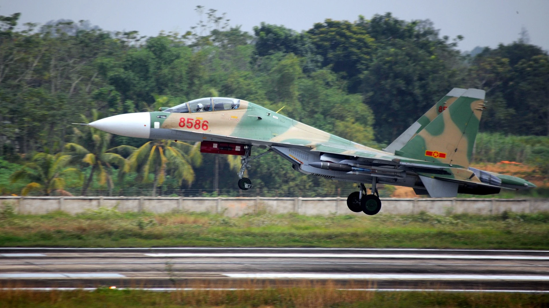 Avión de combate a punto de despegar en un aeropuerto en mitad de la selva