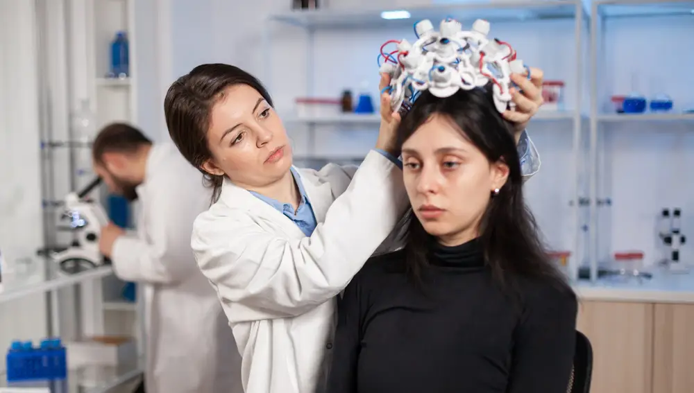 Paciente joven con equipo de monitorización cerebral