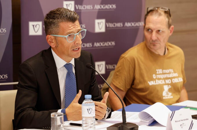 Christian Lesaec junto al abogado Manuel Hernández Christian Lesaec junto al abogado Manuel Hernández