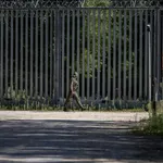 Un soldado polaco patrullando un paso fronterizo con Bielorrusia