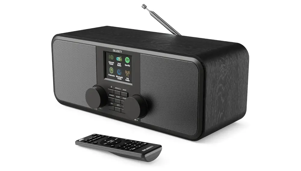 Esta radio se puede contralar desde el móvil y con el mando a distancia includo