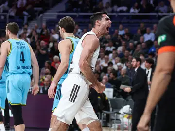 Abalde celebra un triple en el primer cuarto ante Fenerbahçe Abalde celebra un triple en el primer cuarto ante Fenerbahçe