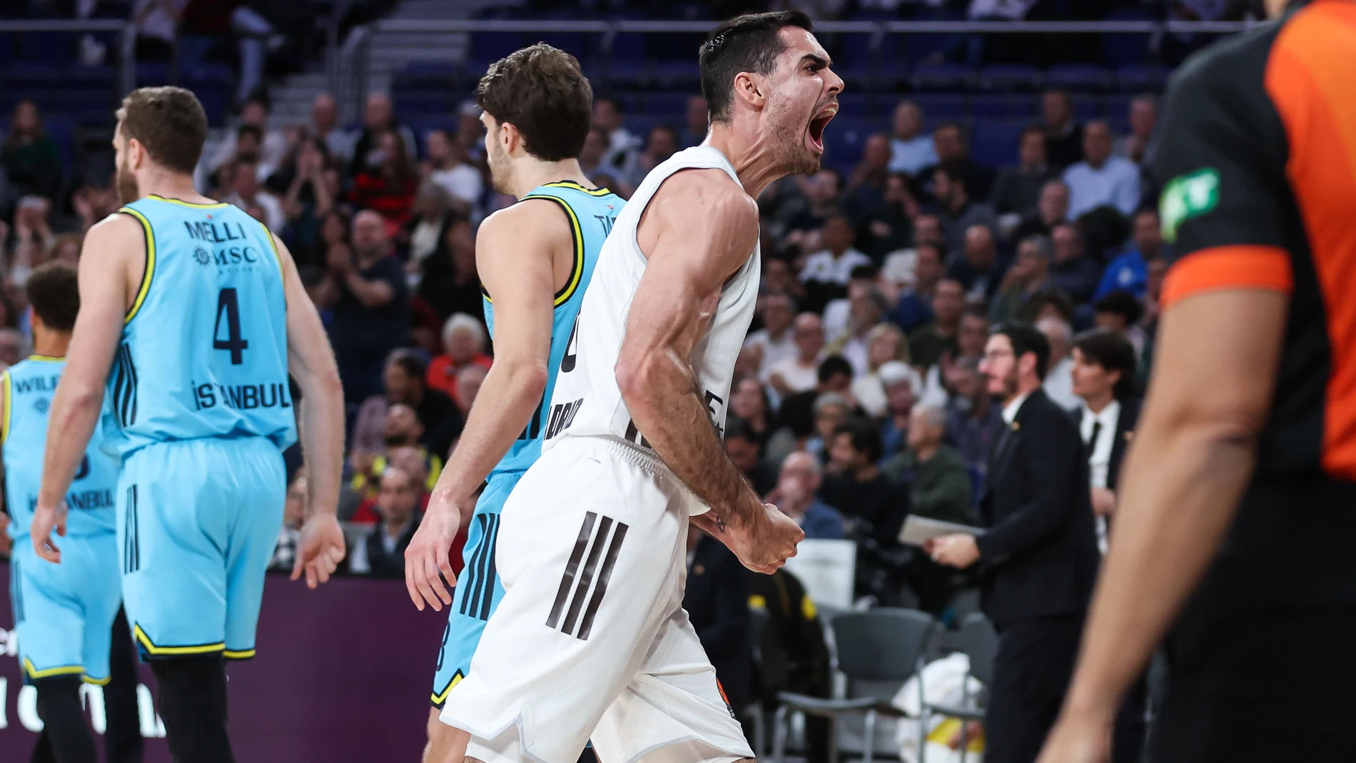 Abalde celebra un triple en el primer cuarto ante Fenerbahçe