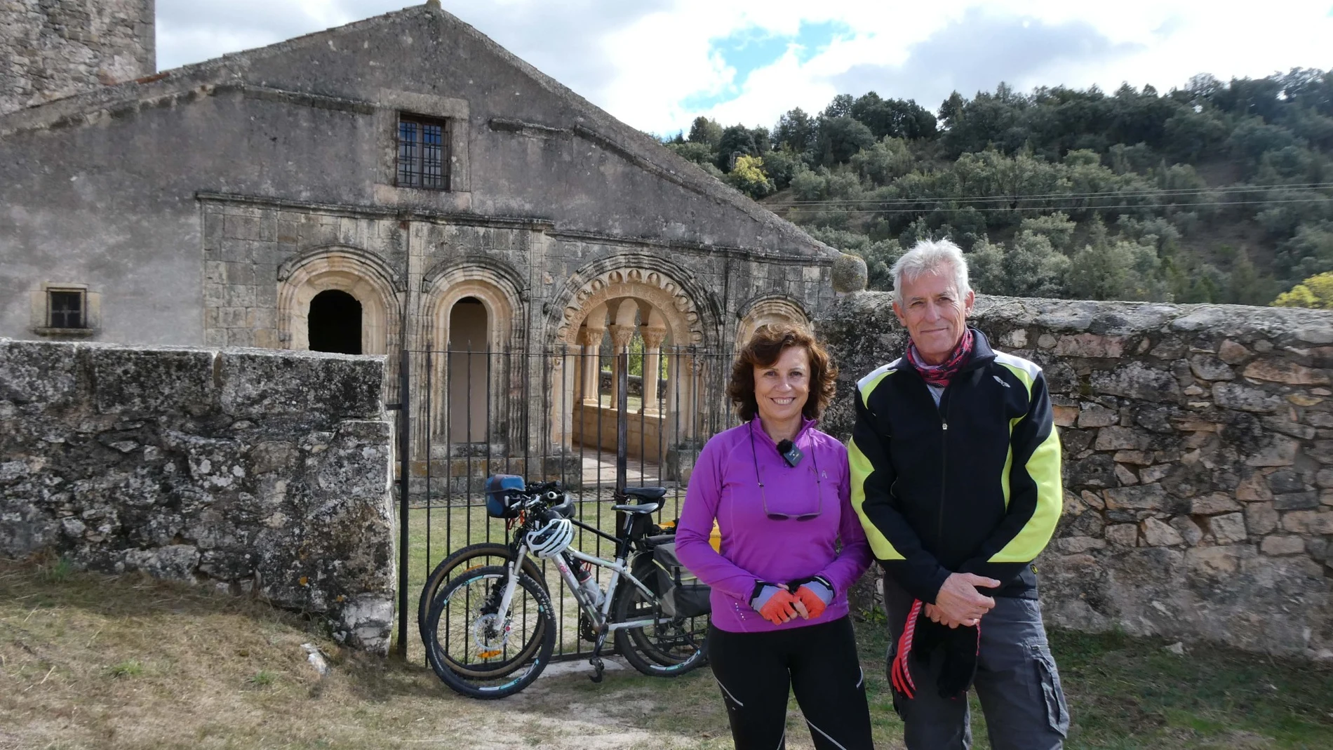 Carolina Muñoz y Carlos Rubio muestran en su viaje la iglesia románica de Orejana